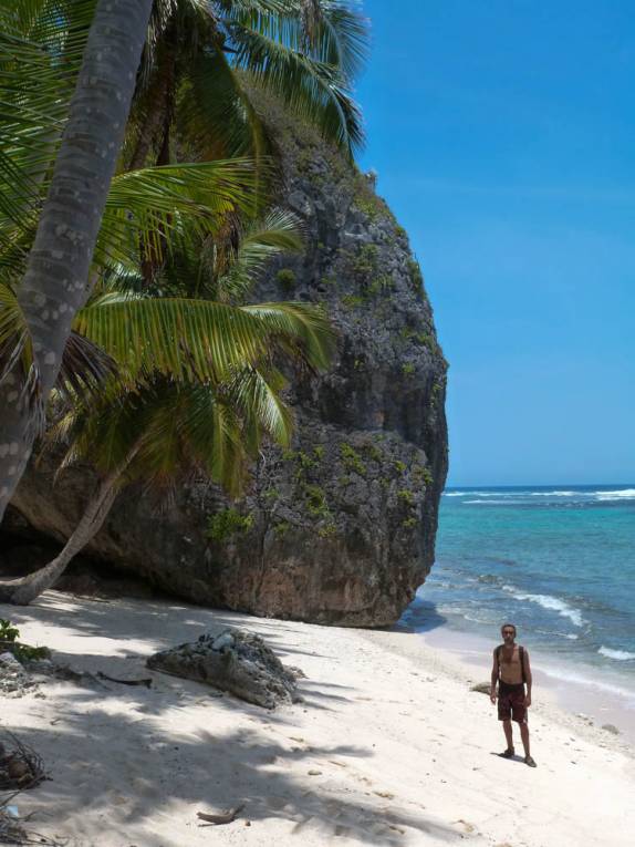 Caminhando na Playa Frontón, perto de La Galera, na península de Samaná, litoral norte da República Dominicana